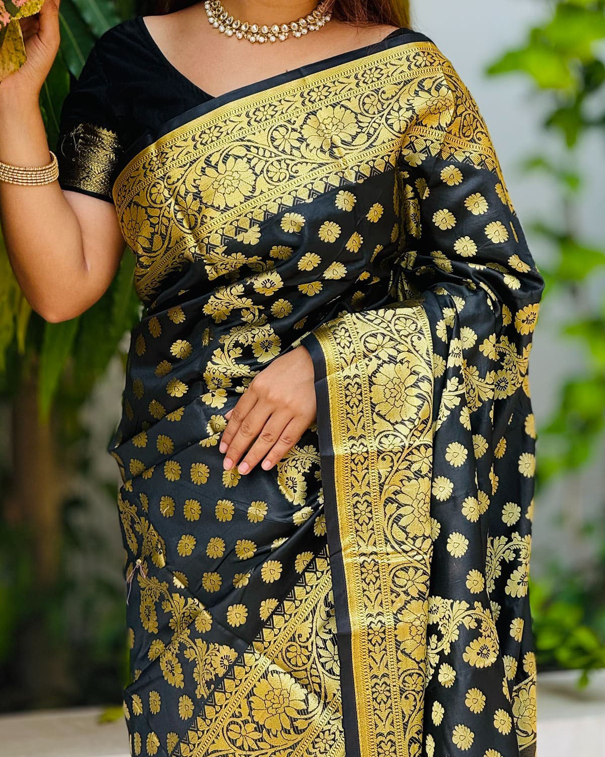 ব্লাউজ পিস সহ কালো লতা কাতান শাড়ি - LT4