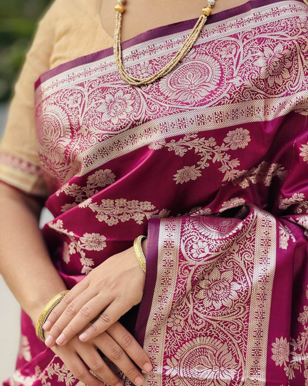 ব্লাউজ পিস সহ ম্যাজেন্টা কালার সফট কাতান শাড়ি - BN1