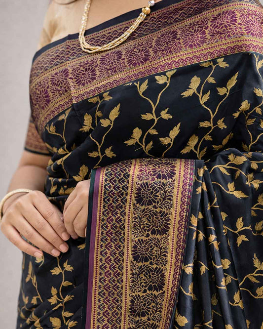ব্লাউজ পিস সহ কালো জরি কাতান শাড়ি - JT7