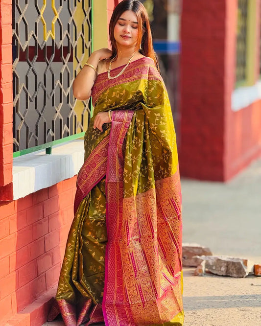 ব্লাউজ পিস সহ জলপাই কালার জরি কাতান শাড়ি - JT5