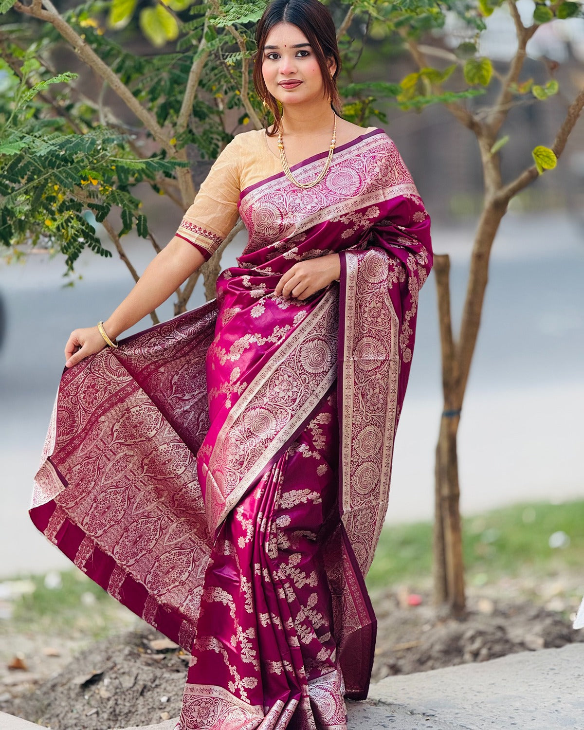 ব্লাউজ পিস সহ ম্যাজেন্টা কালার সফট কাতান শাড়ি - BN1