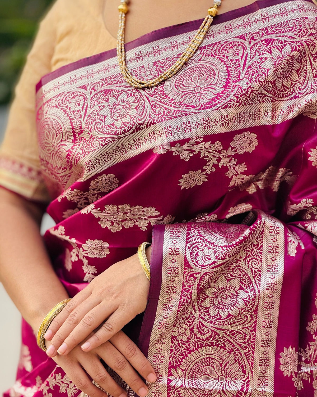 ব্লাউজ পিস সহ ম্যাজেন্টা কালার সফট কাতান শাড়ি - BN1