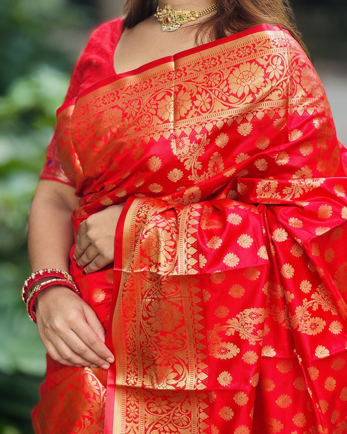 ব্লাউজ পিস সহ লাল লতা কাতান শাড়ি - LT6