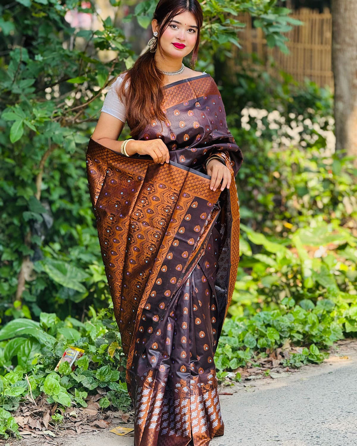 ব্লাউজ পিস সহ কফি কালার সফট কাতান শাড়ি - KT4