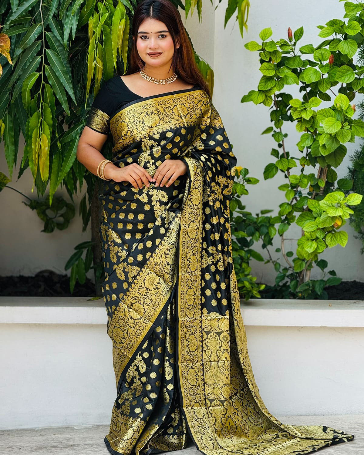 ব্লাউজ পিস সহ কালো  লতা কাতান শাড়ি - LT4
