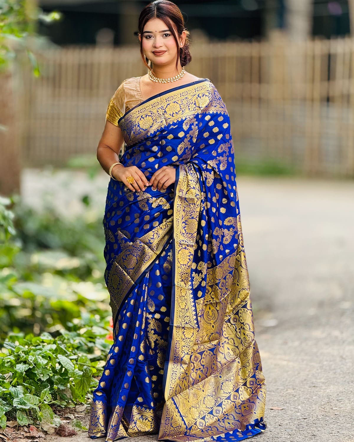 ব্লাউজ পিস সহ নীল  লতা কাতান শাড়ি - LT5
