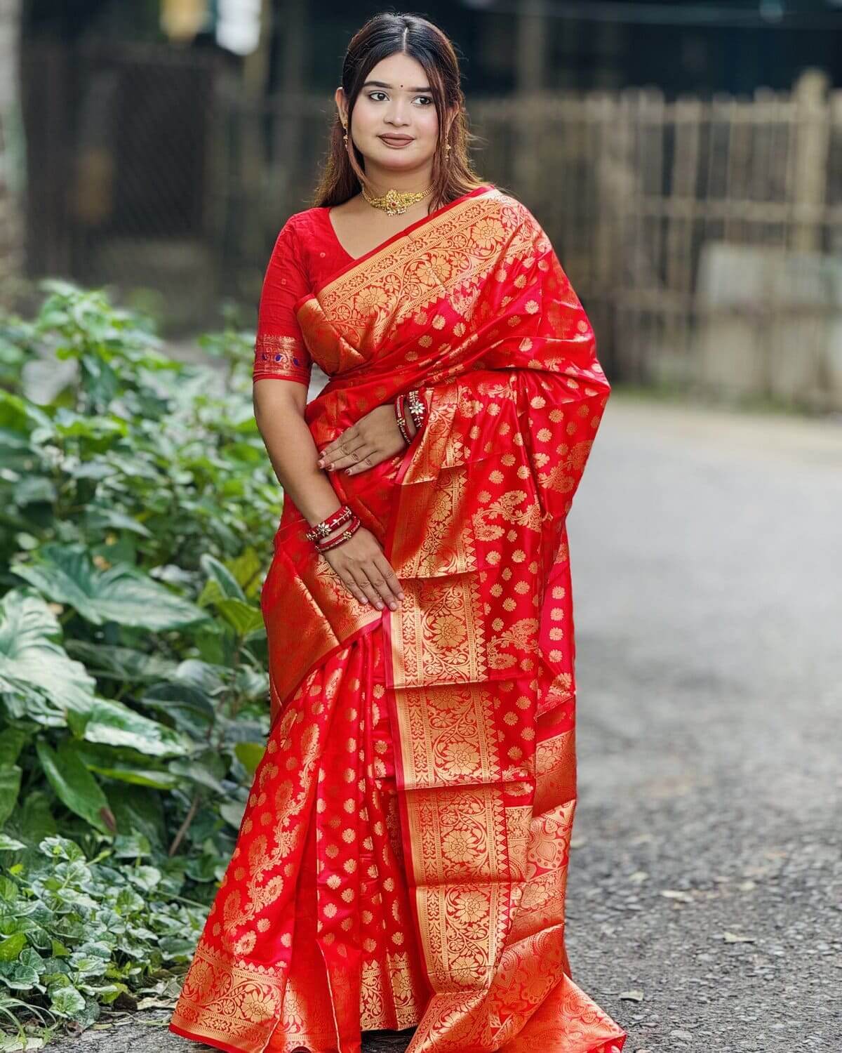 ব্লাউজ পিস সহ লাল লতা কাতান শাড়ি - LT6